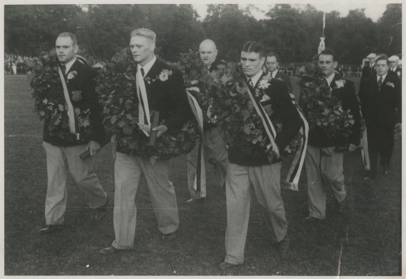 Tammepärgadega dekoreeritud olümpiavõitjad lahkuvad staadionilt