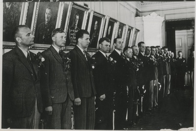 Luzerni maailmameistrivõistlustelt saabunud Eesti laskurmeeskond Ohvitseride Keskkogu kasiinos end ülemjuhataja Laidonerile esitlemas  similar photo