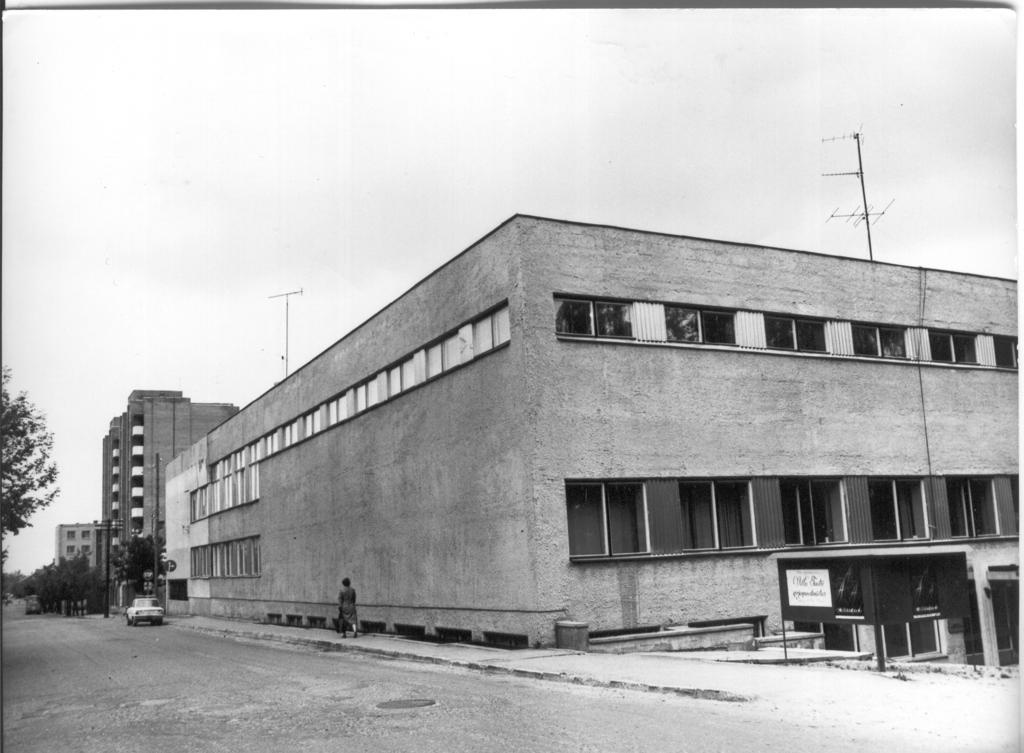 Foto.   Võru,  Kreutzwaldi ja Gorki tn. nurgal asuvad muuseumi ja spordikooli hoone 1984.a.