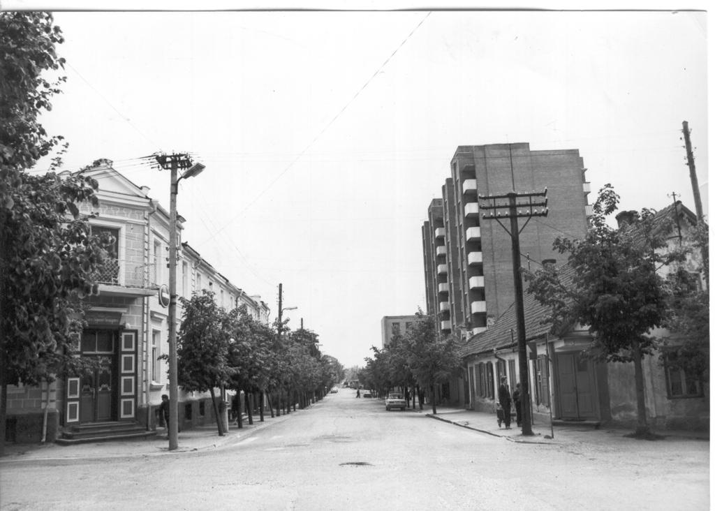 Foto.   Võru, Kreutzwaldi tänav. Vaade Tartu tn. ristmikult kagusse 1984.a.