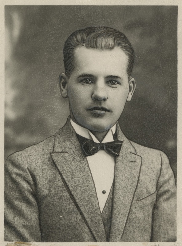 Eduard Ahas, eesti maalikunstnik ja kunstiajaloolane, portreefoto