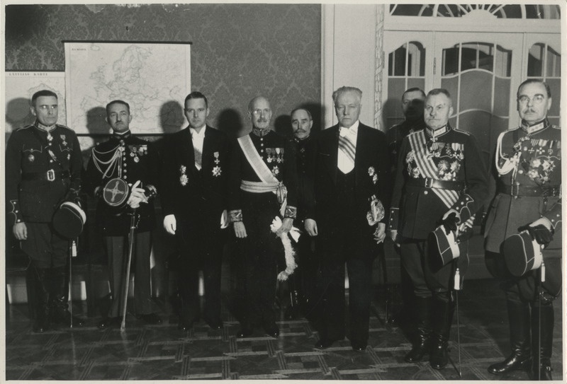 Jānis Balodis, sõjaminister (1931 - 1940), grupifoto (foto Janis Balodisele Prantsuse kuldmõõga üleandmise tseremooniast)