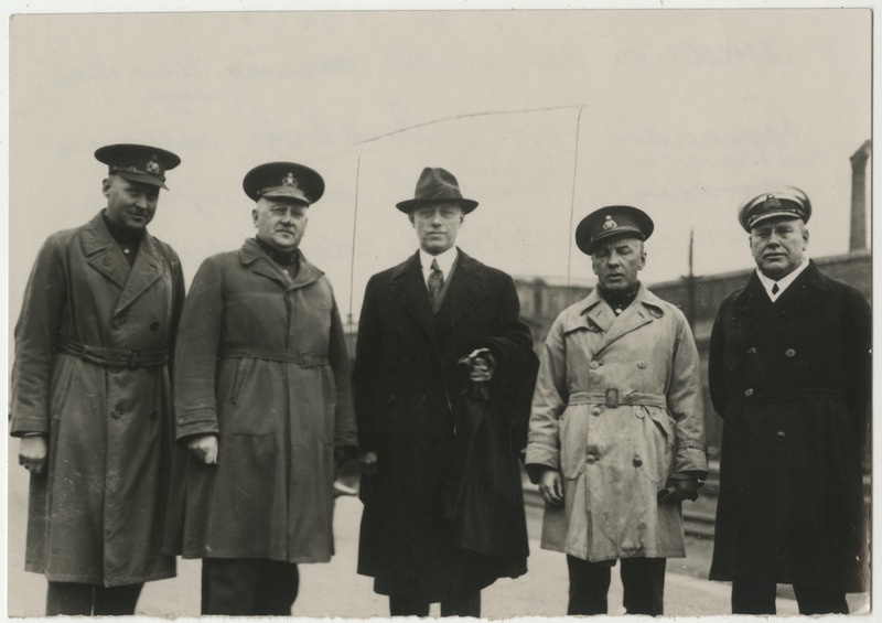 Bainbridge, Ameerika ühendriikide mereväe tervishoiu juht koos Eesti sõjaväe tervise valitsuse liikmetega, grupifoto
