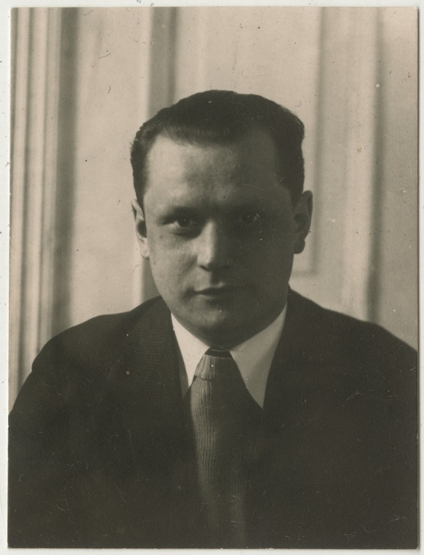 Erich Bock, Postimehe kaastööline Rakveres, portreefoto