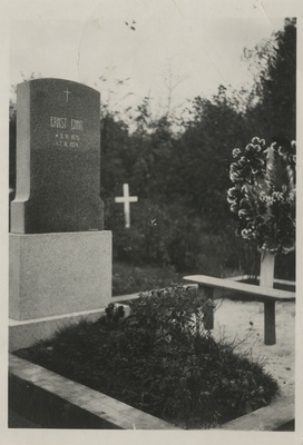 Ernst Enno hauasammas Haapsalu vanal kalmistul  duplicate photo