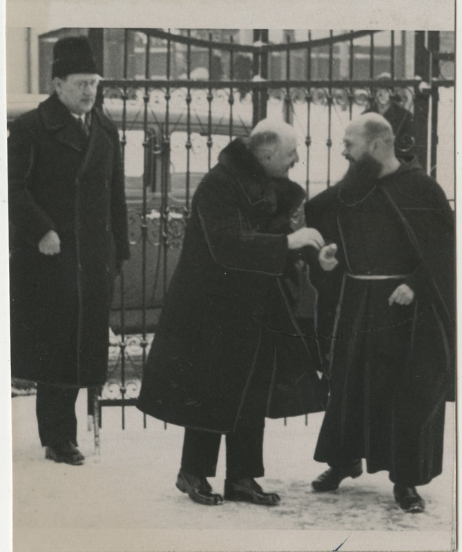 Belgia kuninga saadik Florent de Selys Fanson võtab kirikusse minekul vastu katoliku preestri tervituse, vasakul Belgia konsul Hugo Vihalem