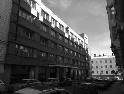 Pieni Roobertinkatu 1, 3.  Taustalla Kaartinkasarmi, Kasarmikatu 17 (1864, Lohrmann) Kaartin kasarmin kantahenkilökunnan tiloja. rephoto