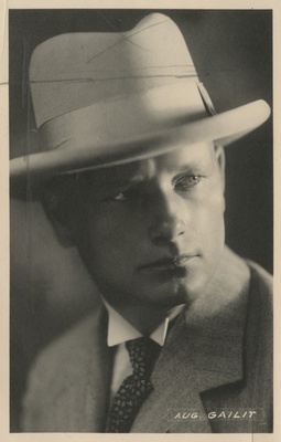 August Gailit, kirjanik, portreefoto  duplicate photo