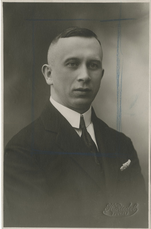 Pärtel Haliste (kuni 1928 Pärtel Bauman), eesti klassikaline filoloog, Tartu ülikooli professor, porteefoto