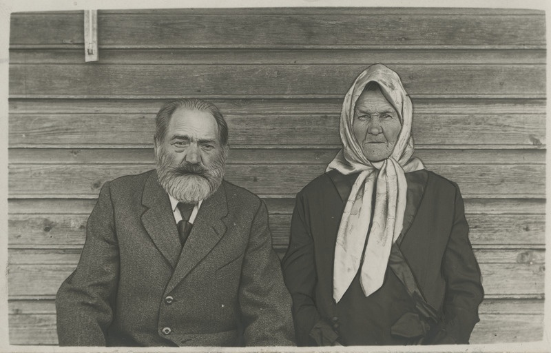 Johann Hansschmidt, endine Reiu valla kooliõpetaja ja taluomanik koos abikaasa Evaga (sünd Teinburg)