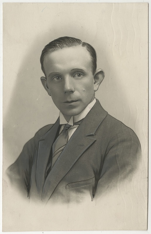 Eduard Hõbenik, haridustegelane (Kuressaare algkooli juhataja) ja kaitseliitlane, portreefoto