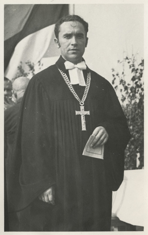 Aleksander Hinno, eesti kirikuõpetaja, Petseri Peetri koguduse õpetaja uue ametiristiaga