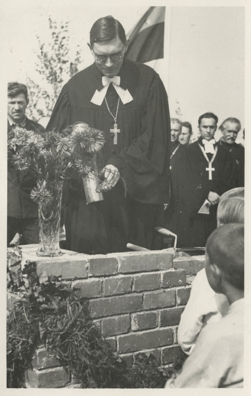 Aleksander Hinno, eesti kirikuõpetaja, praost Heinam asetab vasest toosi mälestus akti ja esemetega uue hoone nurgakivvi