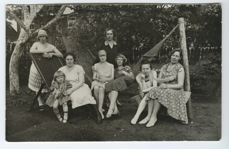 Kilingi-Nõmme - grupp naisi M. Otstavel´i koduaias võrkkiigel ja toolidel. Pildi taga kuup. 25.05.1930.a.