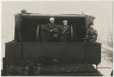 Laiarööpmelise Soomusrongi nr 1 ülem kapten Anton Irv koos kaasvõitlejate Eduard Nepsi ja Reinhold Sabolotnõiga  duplicate photo