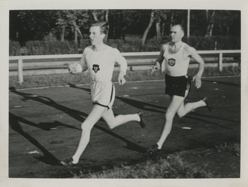 Volmari ("Vomma") Fritijof Iso-Hollo, soome sportlane (kahekordne olümpiavõitja 3000 m takistusjooksus 1932. aasta ja 1936. aasta suveolümpiamängudel) võistlemas