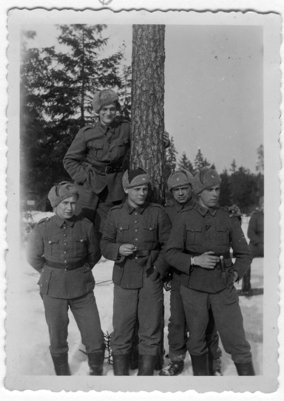 Soomepoisid Jalgala laagris 1943.a. Grupipilt: 5 meest (I pat. Konekivari 3.jaost)