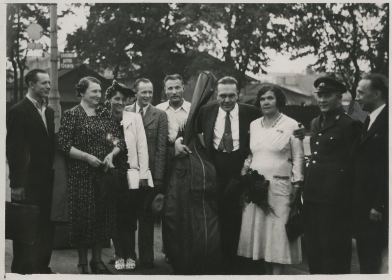 Ludvig Aleksander Juht, kontrabassimängija Tartu külaskäigul sugulaste ja sõprade keskel, grupifoto