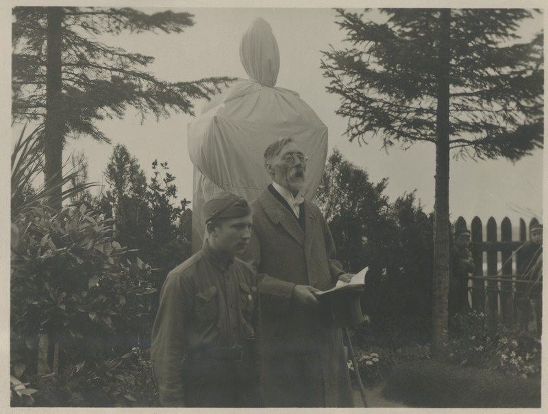 Jaan Jõgever, kirjanik, keeleteadlane, tõlkija ja kultuuriloolane, tsaariaegse Tartu Ülikooli viimane eesti keele lektor 1909–1918 K. A. Hermanni auasamba avamisel kõnet pidamas