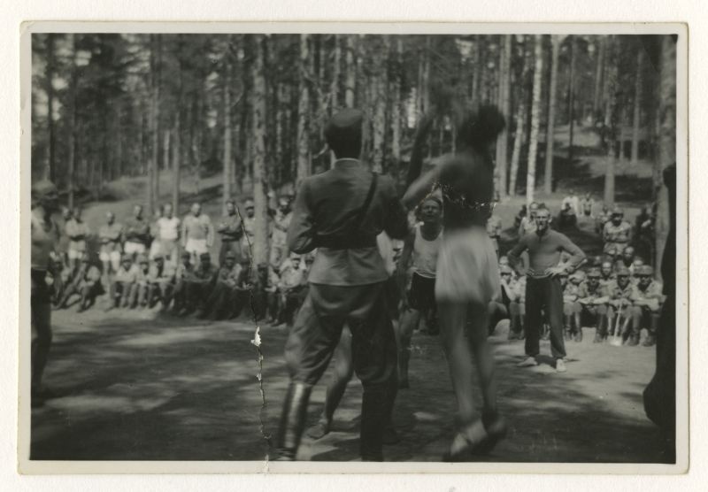 Soomepoisid Jalgala laagris 1943.a. Korvpallivõistlus võidupühal.