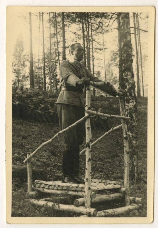 Major Gipenberg Võidupüha lõkkekõnel Jalgala laagris 1943.a