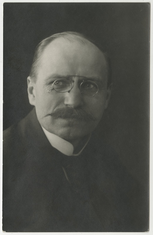 Mihkel Kampmann, kirjandusloolane,kooliõpetaja, seltskonnategelane, portreefoto