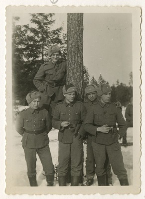 Soomepoisid Jalgala laagris 1943.a. Grupipilt: 5 meest (I pat. Konekivari 3.jaost)  duplicate photo