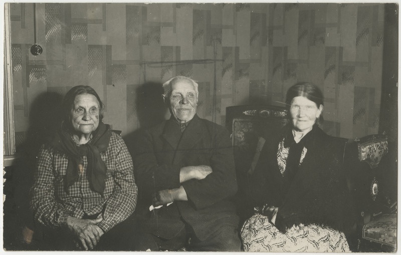 Kiriku ja seltside tegelane Tohver Koger koos kahe naisega