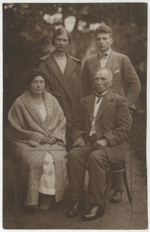 Kooliõpetaja ja seltskonn tegelane Johann Kotli koos oma perekonnaga