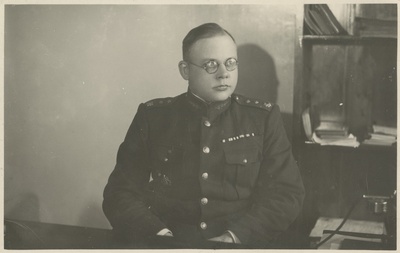 Eesti sõjaväelane Emil Kursk oma kabinetis  duplicate photo