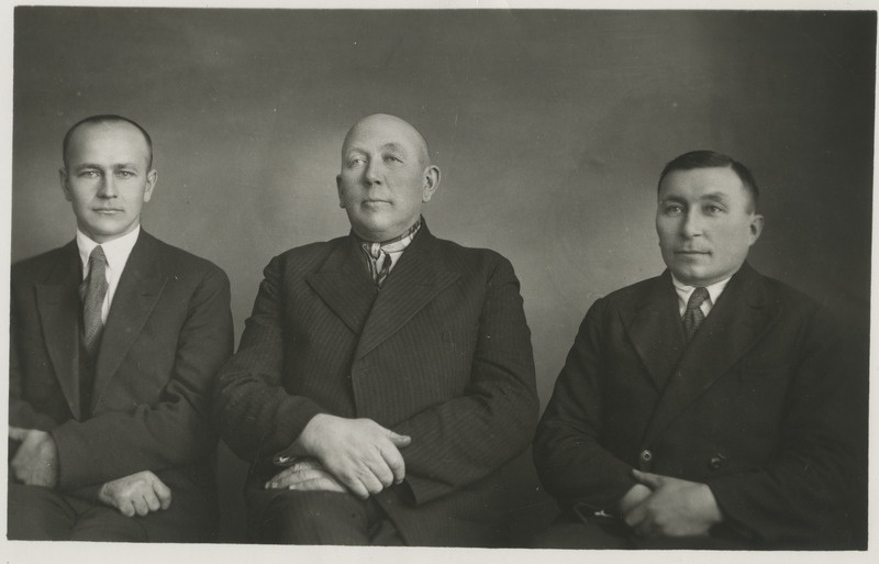 Vasakult paremale E. Neideuberg esimees Ed. Soo ja Peeter Laarman