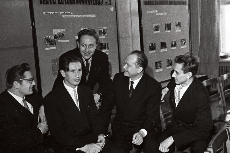 Tartu Autoremonditehase delegaadid (vasakult) A. Voites, A. Borissov, L. Jaska, U. Põldroo ja K. Verev kommunistliku töö eesrindlaste IV kokkutulekul.