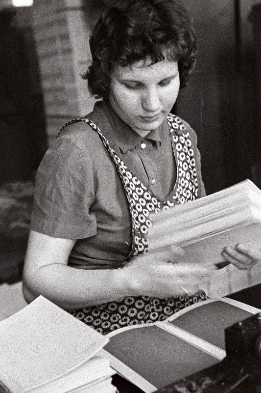 H. Heidemanni nimelise trükikoja I tsehhi köitejaoskonna kaanestaja Selma Pedus.