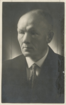 Rakvere õpetaja ja kirjanik  ning seltskonnategelane Arnold Liiv  duplicate photo
