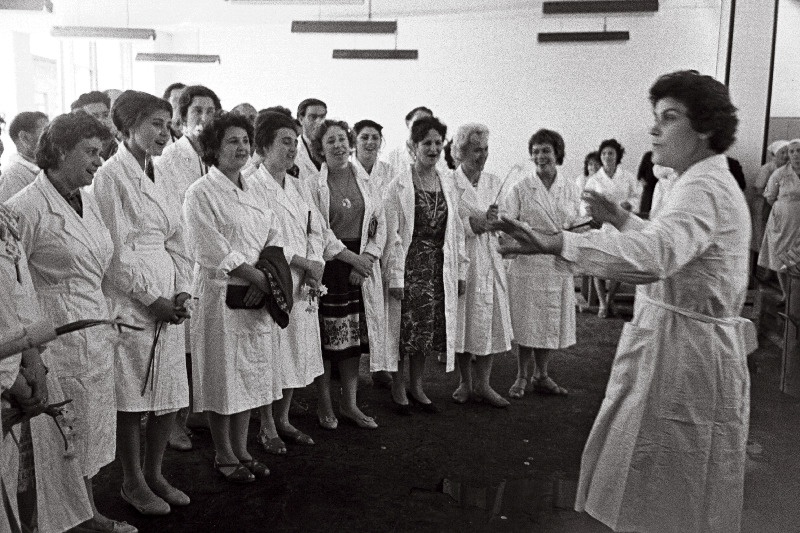 Moldaavia segakoor Doina Moldaavia kunstinädalal Tartu Õlletehases eesti keelse lauluga Tuljak esinemas.