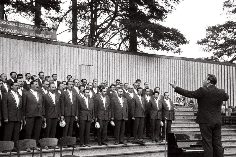 Meeskoor Kalju Kenneri juhatusel esinemas rahvapeol Elvas.