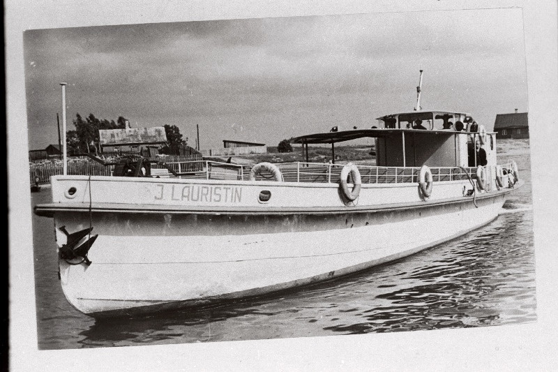 Tartu sadama uus mootorlaev J. Lauristin.