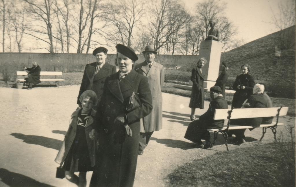 Grupp inimesi Kreutzwaldi ausamba juures