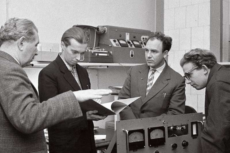 Rostovi automatiseerimisinsener  G.P. Jegorov (paremalt 2.) Tartu Riikliku Ülikooli üldfüüsika kateedri elektroaerosoolide laboratooriumis.