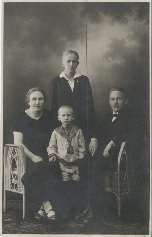 Viira kooli õpetaja Jaan Lindsi (Linsi) koos perega