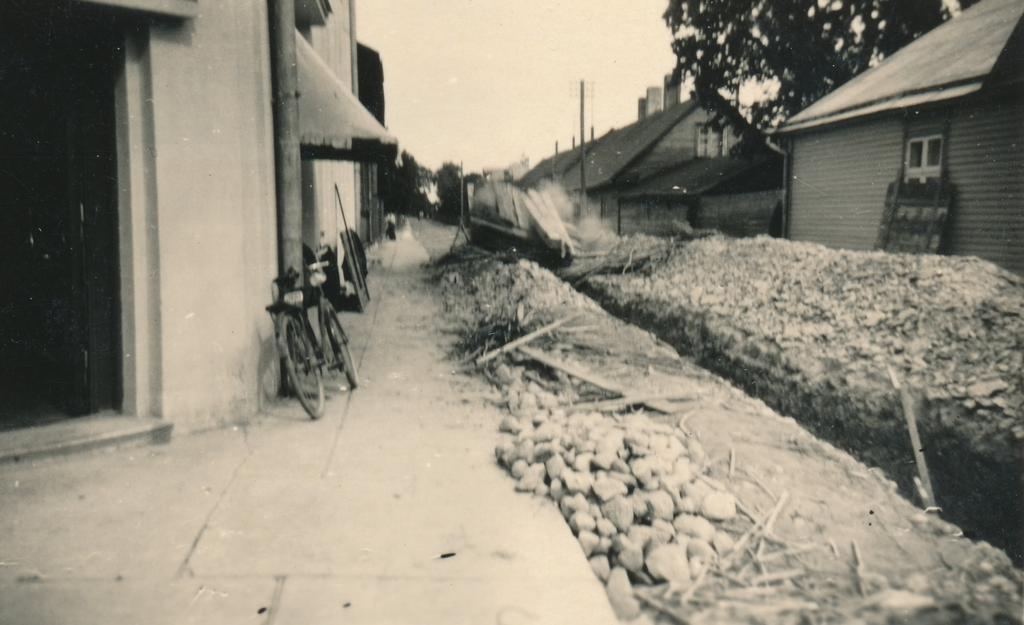 Torutööd Sõjaväe Majandusühisuse kaupluse ees