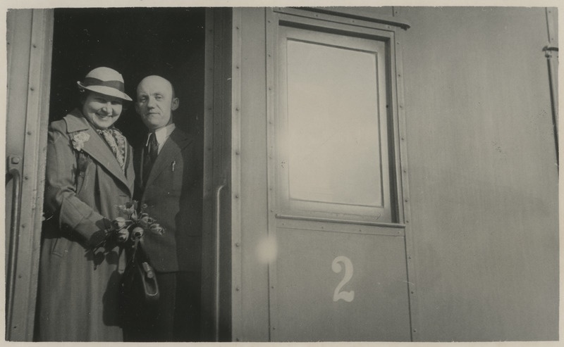 Eesti kirjanik ja ühiskonnategelane Helmi Mäelo koos abikaasaga rongi uksel