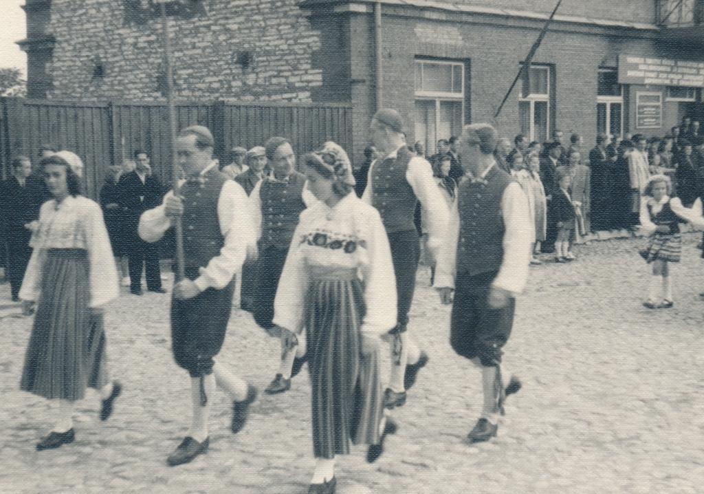 Rakvere Tk rahvatantsu segarühm Virumaa laulupäeval 1950.a.