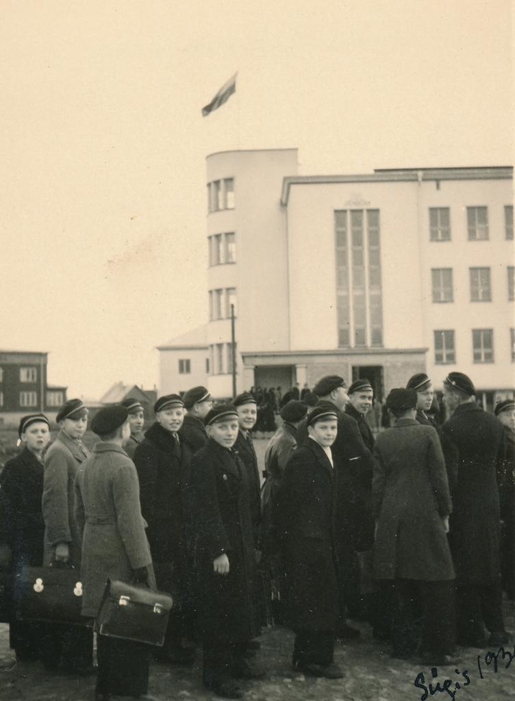 Rakvere Gümnaasiumi pere pidulik retk vanast koolimajast uude koolimajja