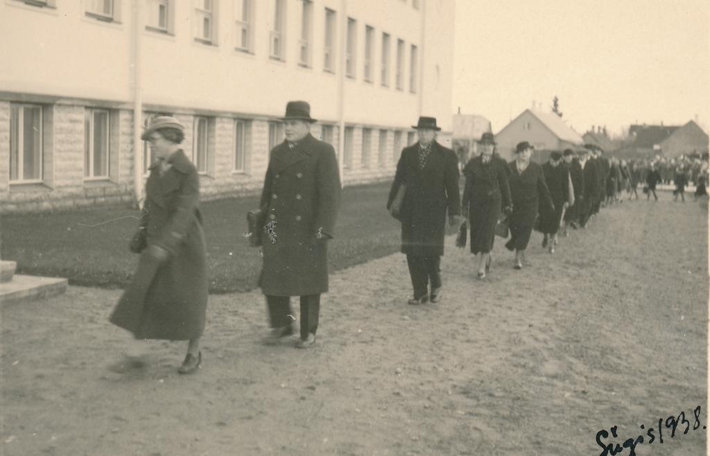 Rakvere Gümnaasiumi pere pidulik retk vanast koolimajast uude koolimajja