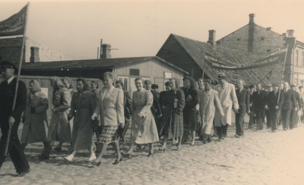 ETKVL Rakvere Tööstuskombinaadi töötajad teel 1. mai paraadile
