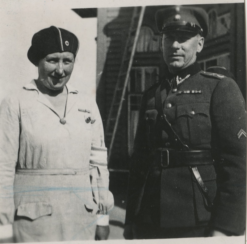 Naiskodukaitse üldjuht Erika Oskar, malevapealik major Ernst Soomuste, grupifoto