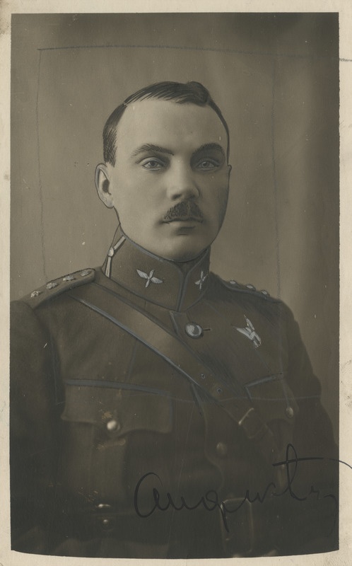 Kaitseväe lendur kapten A.Orav, portreefoto