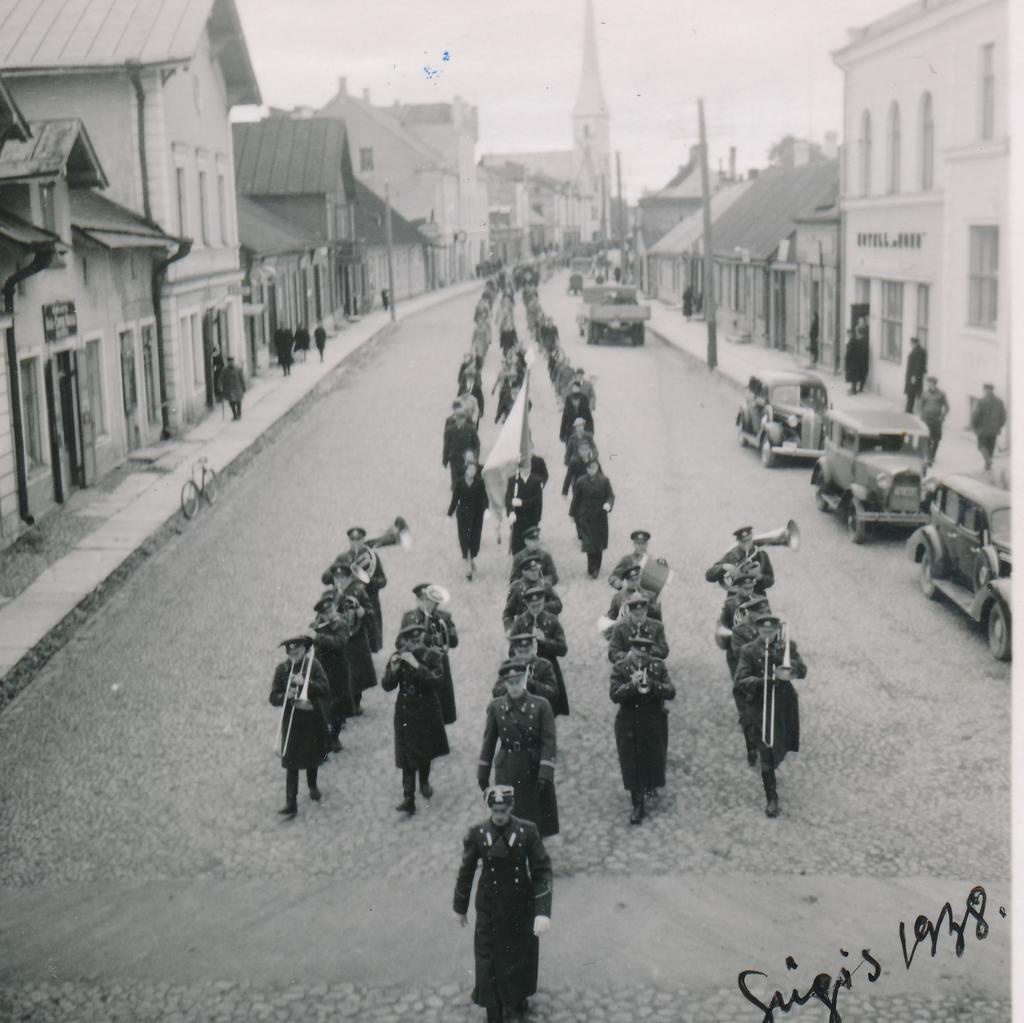 Rakvere Gümnaasiumi pere pidulik retk vanast koolimajast Pikk 29 uude koolimajja