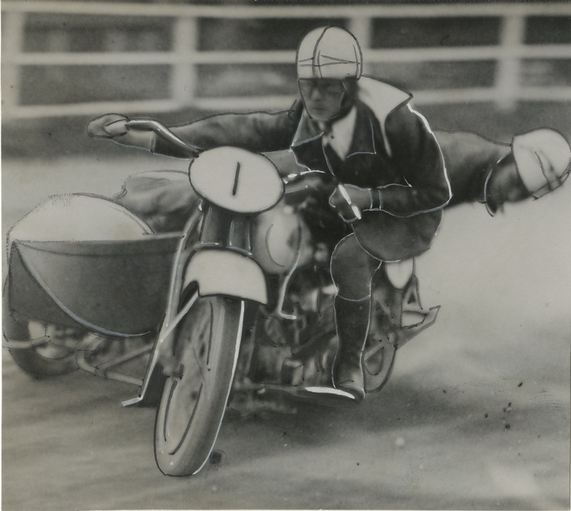 Motosportlased Juhan Nöörmann (Nõlvak) ja E. Veermann pühapäeval, 26. augustil 1934 Tallina hipodroomil võistlemas